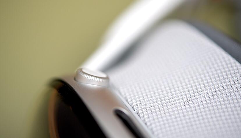 Die digitale Krone - &auml;hnlich wie bei der Apple Watch - spielt eine zentrale Rolle bei der Steuerung der Vision Pro. Ein Druck auf sie zeigt die App-Symbole an, durch Drehen wird die reale Umgebung nach und nach durch virtuelle Welten ersetzt.