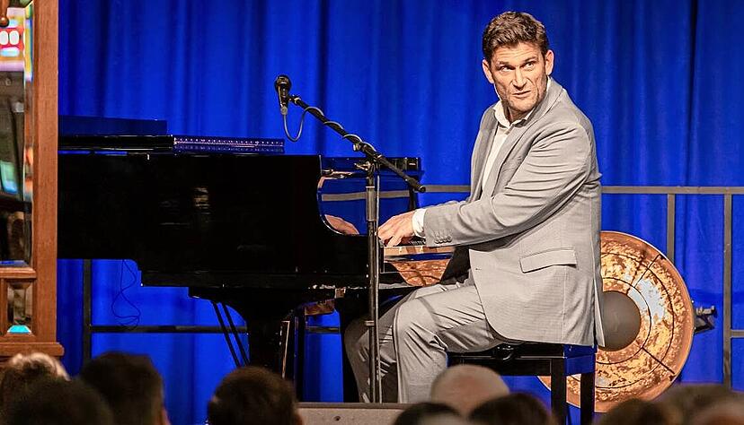 &bdquo;Wenn Sie sich beleidigt f&uuml;hlen, bitte ich Sie, sich wegen solcher Petitessen nicht gleich einzun&auml;ssen&ldquo;: Kabarettist Christian Ehring im Kultur-Spiegelzelt.