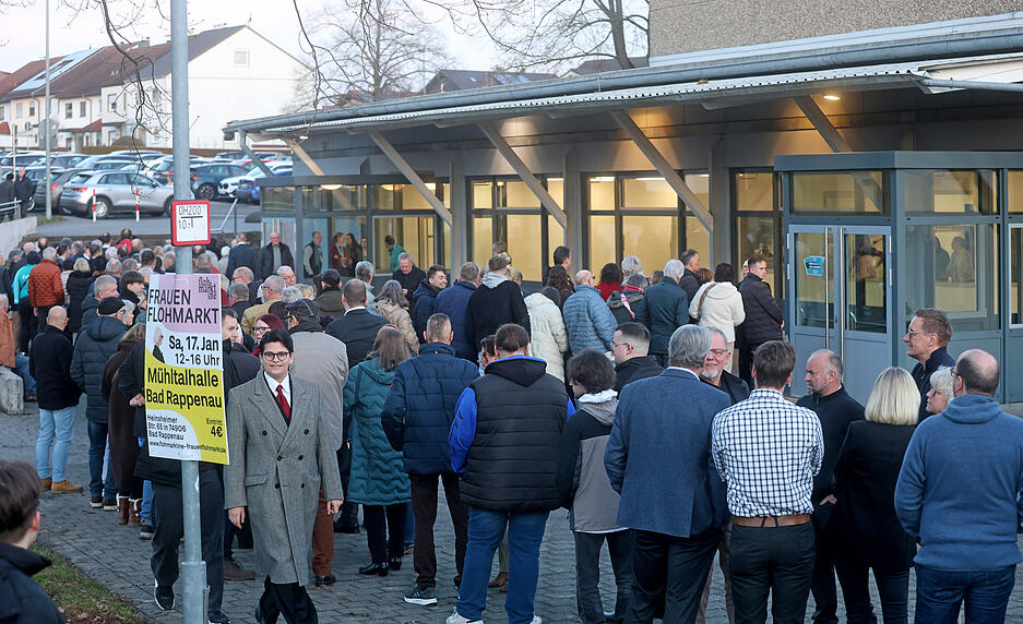 Beim Einlass bildete sich eine lange Warteschlange.