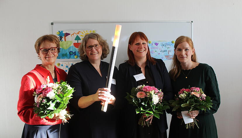 Die Fackel gaben Veronika Siller (rechts) und Martina Gr&ouml;n (links) an ihre Nachfolgerinnen Tatjana Fink (Zweite von rechts) und Jutta R&auml;biger weiter.