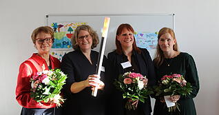 Die Fackel gaben Veronika Siller (rechts) und Martina Gr&ouml;n (links) an ihre Nachfolgerinnen Tatjana Fink (Zweite von rechts) und Jutta R&auml;biger weiter.