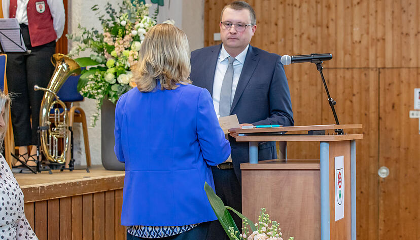 Timo Wenzel sprach am Freitag in der TSV Halle den Eid, mit dem er ins Amts des B&uuml;rgermeisters eingef&uuml;hrt wurde.