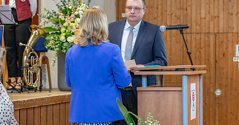Timo Wenzel sprach am Freitag in der TSV Halle den Eid, mit dem er ins Amts des B&uuml;rgermeisters eingef&uuml;hrt wurde.