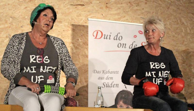 Mit Massageroller und Boxhandschuhen gegen den Frust mit den Altersteilzeit-Männern: Petra Binder (li.) und Doris Reichenauer.
Foto: Renate Väisänen Mit Massageroller und Boxhandschuhen gegen den Frust mit den Altersteilzeit-Männern: Petra Binder (li.) und Doris Reichenauer.
Foto: Renate Väisänen