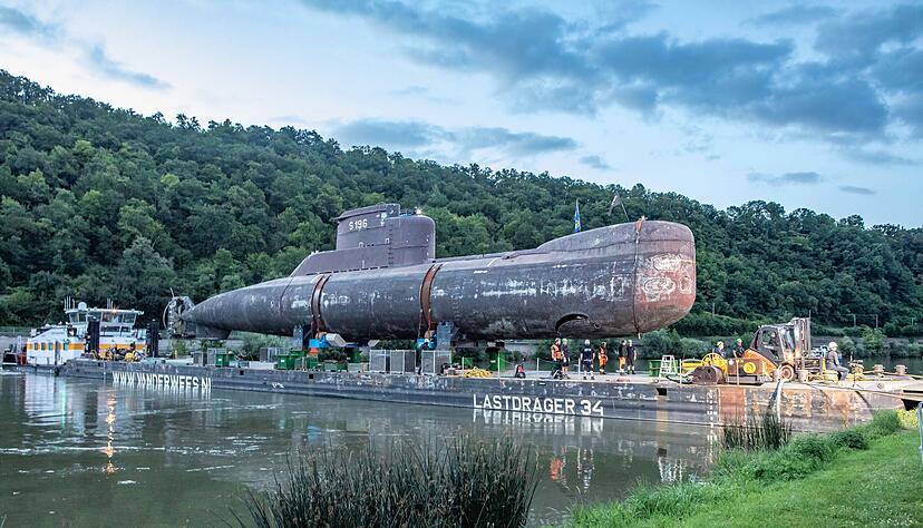 Das U-Boot U 17 beim Transport.