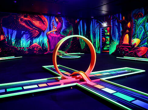 Neonkunst und Schwarzlicht sorgen in der neuen Actionzone Heilbronn für spektakuläre Atmosphäre. Neonkunst und Schwarzlicht sorgen in der neuen Actionzone Heilbronn für spektakuläre Atmosphäre.