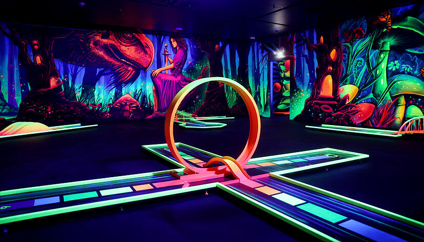 Neonkunst und Schwarzlicht sorgen in der neuen Actionzone Heilbronn für spektakuläre Atmosphäre. Neonkunst und Schwarzlicht sorgen in der neuen Actionzone Heilbronn für spektakuläre Atmosphäre.