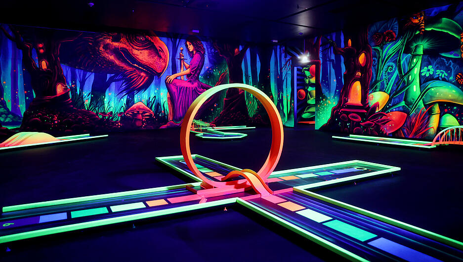 Neonkunst und Schwarzlicht sorgen in der neuen Actionzone Heilbronn für spektakuläre Atmosphäre.