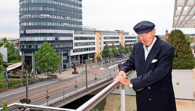Hans-Georg Mayer auf der Dachterrasse des Insel-Hotels: Hinter ihm der zwölfgeschossige Neckar-Turm und das sich anschließende Ibis-Hotel.
Foto: Andreas Veigel