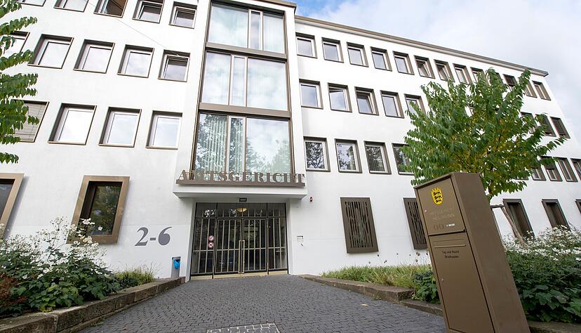 Am Amtsgericht Heilbronn wurden am Donnerstag erhöhte Sicherheitsvorkehrungen getroffen. Ein Haus, dessen Besitzer mutmaßlich zur "Reichsbürger"-Szene gehörte, wurde versteigert. Am Amtsgericht Heilbronn wurden am Donnerstag erhöhte Sicherheitsvorkehrungen getroffen. Ein Haus, dessen Besitzer mutmaßlich zur "Reichsbürger"-Szene gehörte, wurde versteigert.