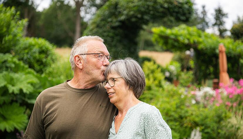 Emotionale Nähe zeigen: Kleine Gesten wie ein Lächeln oder eine Umarmung stärken die Verbindung. Emotionale Nähe zeigen: Kleine Gesten wie ein Lächeln oder eine Umarmung stärken die Verbindung.