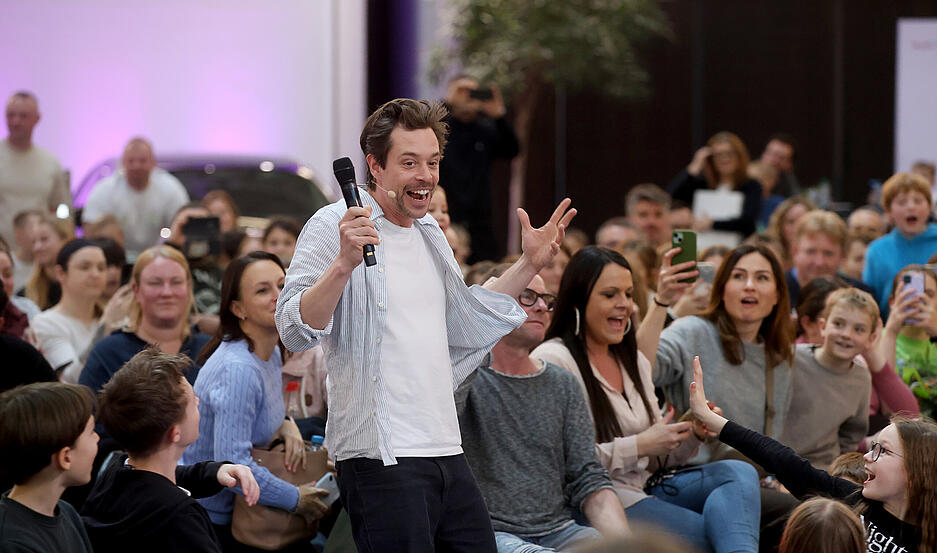 Checker Tobi begeistert junge Fans mit einer interaktiven Wissensshow rund um Mobilit&auml;t und Zukunft.