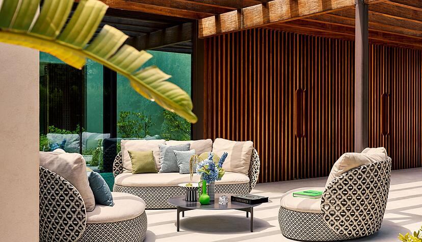 Elegantes Cremewei&szlig; und Ivory: Helle Polsterfarben setzen 2026 moderne Akzente im Garten.