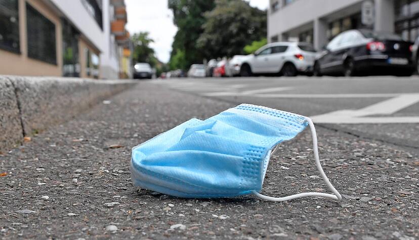 Mundschutz-Masken werden, wie hier in der Uhlandstraße in Heilbronn, mitunter achtlos weggeworfen. Das Problem hält sich aber in Grenzen.
Foto: Mario Berger Mundschutz-Masken werden, wie hier in der Uhlandstraße in Heilbronn, mitunter achtlos weggeworfen. Das Problem hält sich aber in Grenzen.
Foto: Mario Berger