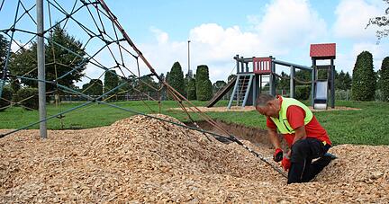 Beim letzten Starkregen wurde der Fallschutz aus Holzschnitzeln vom Spielplatz Gentach weggespült. Das Wiederauffüllen nutzt Bauhofmitarbeiter Günter Lauterwasser für die Wartung der Halterungen an der Kletterpyramide.
Fotos: Andreas Zwingmann Beim letzten Starkregen wurde der Fallschutz aus Holzschnitzeln vom Spielplatz Gentach weggespült. Das Wiederauffüllen nutzt Bauhofmitarbeiter Günter Lauterwasser für die Wartung der Halterungen an der Kletterpyramide.
Fotos: Andreas Zwingmann