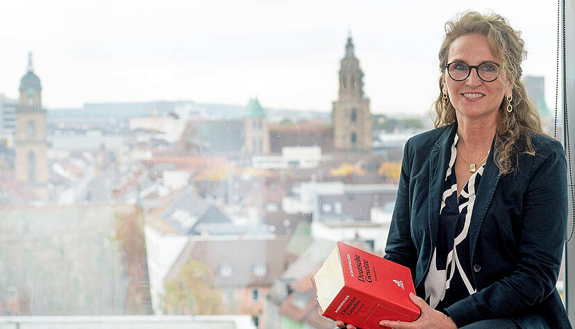 Von ihrem Arbeitsplatz aus hat Ute Langner-Zimmermann einen weiten Blick. Mit rechtlichen Mitteln eine Perspektive schaffen will sie auch für ihre Mandantinnen.
Foto: Berger Von ihrem Arbeitsplatz aus hat Ute Langner-Zimmermann einen weiten Blick. Mit rechtlichen Mitteln eine Perspektive schaffen will sie auch für ihre Mandantinnen.
Foto: Berger