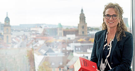 Von ihrem Arbeitsplatz aus hat Ute Langner-Zimmermann einen weiten Blick. Mit rechtlichen Mitteln eine Perspektive schaffen will sie auch f&uuml;r ihre Mandantinnen.
Foto: Berger