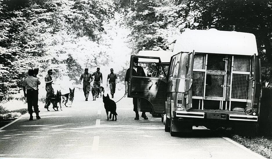 Auch Spürhunde der Polizei sind im August 1985 an der Spurensuche im Fall des Hammermörders im Einsatz. Auch Spürhunde der Polizei sind im August 1985 an der Spurensuche im Fall des Hammermörders im Einsatz.