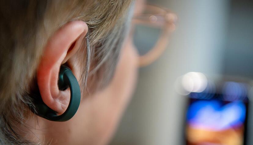 Nicht allein auf dem Markt: Motorolas Moto Buds Loop sind von &auml;hnlicher Bauart wie Sonys LinkBuds.