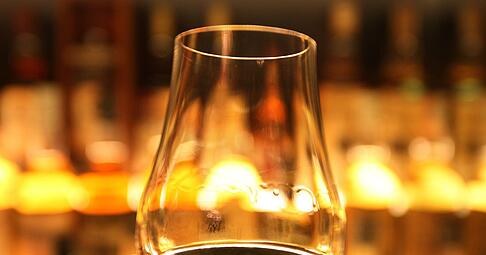 Nur, wo auch wirklich Whiskey, Gin oder Rum drin ist, darf auch mit Whiskey, Gin oder Rum geworben werden. (Symbolbild)