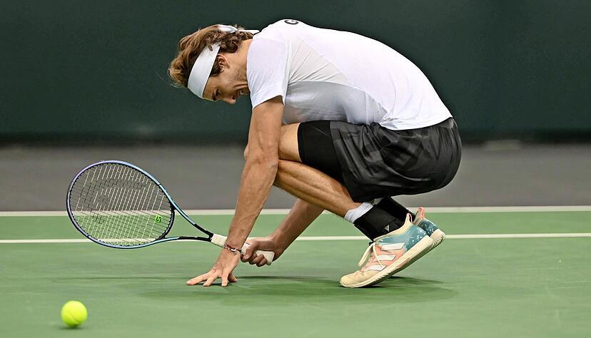 Seine Niederlage war ausschlaggebend: Alexander Zverev hat am Samstag in Trier sein Einzel gegen Marc-Andrea Hüsler überraschend mit 2:6, 6:7 (4:7) verloren.
Foto: dpa Seine Niederlage war ausschlaggebend: Alexander Zverev hat am Samstag in Trier sein Einzel gegen Marc-Andrea Hüsler überraschend mit 2:6, 6:7 (4:7) verloren.
Foto: dpa