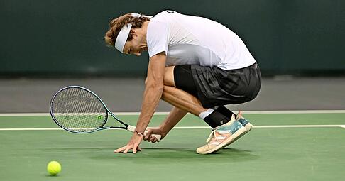 Seine Niederlage war ausschlaggebend: Alexander Zverev hat am Samstag in Trier sein Einzel gegen Marc-Andrea Hüsler überraschend mit 2:6, 6:7 (4:7) verloren.
Foto: dpa