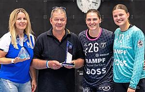 Ilka Korn von der Sport-Union und Andreas Oetzel vom Turniersponsor &uuml;berreichten Pokal und Pr&auml;sent an Metzingens Svenja H&uuml;bner und Marie Weiss (von links).
