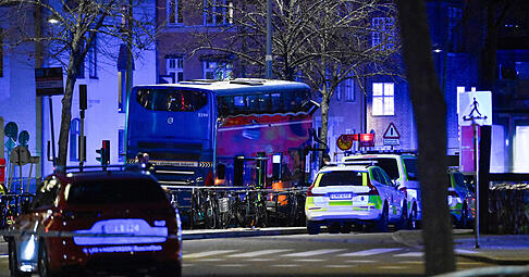Ein Doppeldeckerbus ist in der schwedischen Hauptstadt in eine Bushaltestelle gekracht, was laut Polizeiangaben, Tote und Verletzte gefordert hat. Ein Doppeldeckerbus ist in der schwedischen Hauptstadt in eine Bushaltestelle gekracht, was laut Polizeiangaben, Tote und Verletzte gefordert hat.