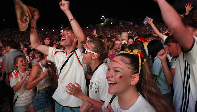 Public Viewing bleibt in der Region beliebt. Bei der bevorstehenden WM sorgen aber die sp&auml;ten Ansto&szlig;zeiten f&uuml;r Kopfzerbrechen. Foto: dpa