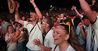Public Viewing bleibt in der Region beliebt. Bei der bevorstehenden WM sorgen aber die sp&auml;ten Ansto&szlig;zeiten f&uuml;r Kopfzerbrechen. Foto: dpa