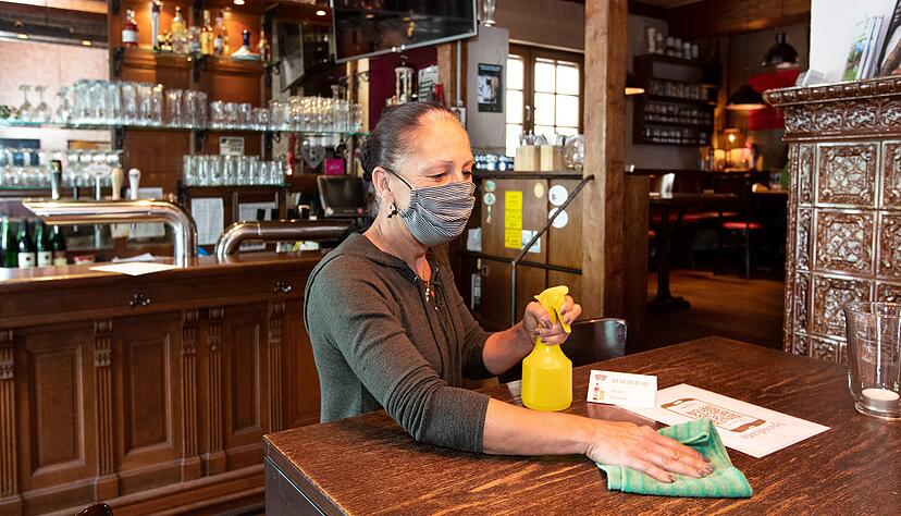 Pamela Dietrich bereitet im Backst&uuml;ble Tische vor. Beim Klassiker Dortmund-Bayern wird es hoch hergehen &minus; aber mit halbierter Platzzahl.
Foto: Veigel