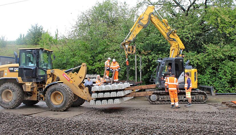 Viel Material: Die Bauarbeiter verarbeiten mehr als 8000 Bahnschwellen, 10.000 Tonnen Schotter und elf Kilometer Schienen.
Fotos: Jörg Kühl