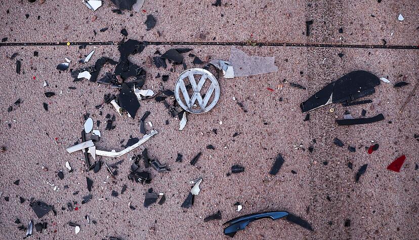 Nach dem Unfall ist die Stra&szlig;e von Tr&uuml;mmerteilen &uuml;bers&auml;t.