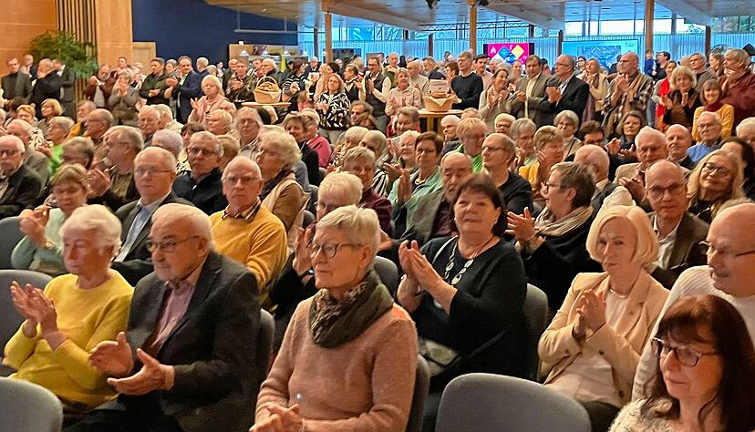 Mit Applaus reagieren die Bürger in der Kultura auf die erneute Kandidatur Michlers. Auch für die umgesetzten Projekte in 2024 gibt es hörbare Zustimmung. Mit Applaus reagieren die Bürger in der Kultura auf die erneute Kandidatur Michlers. Auch für die umgesetzten Projekte in 2024 gibt es hörbare Zustimmung.