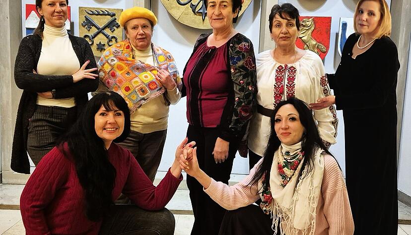 Der Vorstand der Deutsch-Ukrainischen-Gemeinschaft mit Anastasia Kosak (Mitte), Anna Fedorenko (vorne rechts) und Vira Marushchak (2.v.r.). Foto: privat