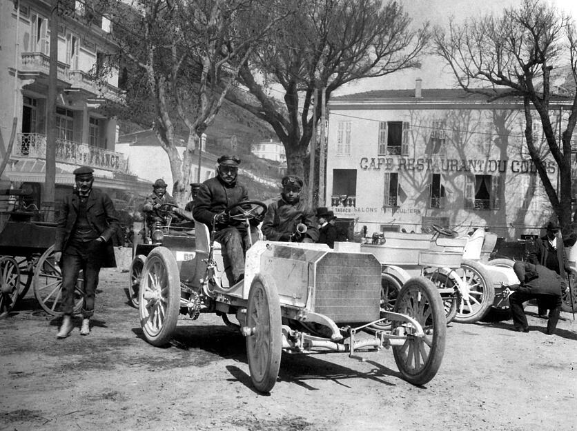 Auf der Rennwoche in Nizza 1901 machte die Marke Mercedes erstmals auf sich aufmerksam. Wilhelm Maybach entwickelte den 35-PS starken Mercedes-Simplex-Rennwagen. Dieser Mercedes gilt als das erste moderne Automobil, da er nicht mehr wie bisher nach dem Prinzip einer Kutsche gebaut wurde.