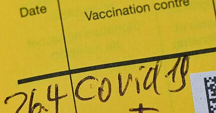 Eintrag einer Erstimpfung gegen das Coronavirus in einem Impfpass.