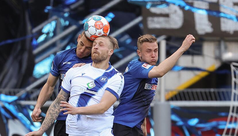 Philipp Hofmann (M) köpfte den KSC in Paderborn zwischenzeitlich in Führung.