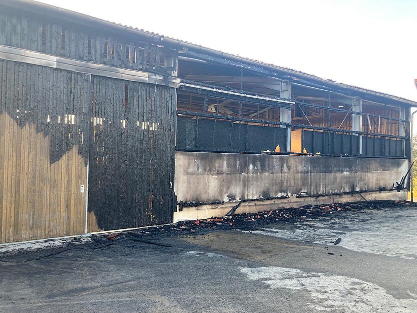 Die Hitzeentwicklung war so stark, dass selbst diese mehrere Meter entfernt stehende Nachbarhalle Feuer fing.