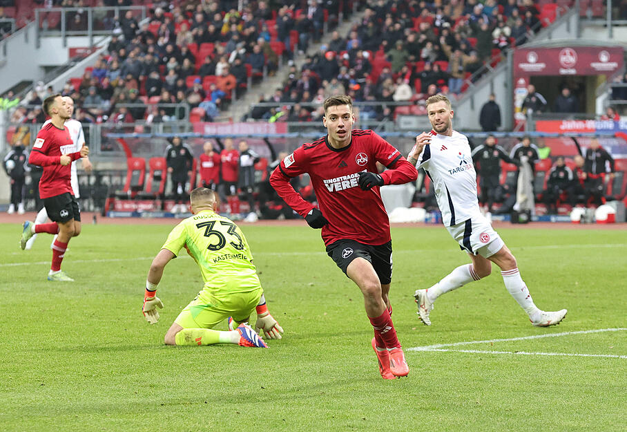 Stefanos Tzimas vom 1. FC Nürnberg (ausgeliehen von PAOK Thessaloniki); 18 Jahre – Sturm – Marktwert: 1,8 Millionen Euro – Vertrag bis 2028 Stefanos Tzimas vom 1. FC Nürnberg (ausgeliehen von PAOK Thessaloniki); 18 Jahre – Sturm – Marktwert: 1,8 Millionen Euro – Vertrag bis 2028
