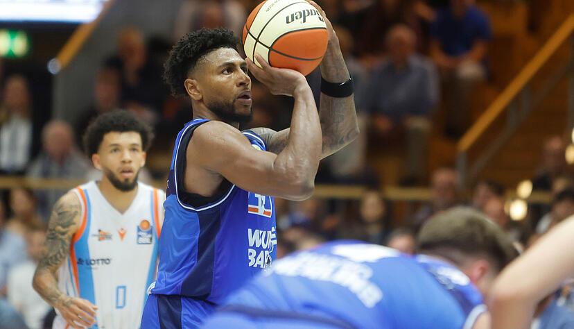 Anthony Gaines war zwar angeschlagen, brachte beim Sieg der Hakro Merlins Crailsheim gegen Bremerhaven trotzdem viel Energie aufs Parkett. Anthony Gaines war zwar angeschlagen, brachte beim Sieg der Hakro Merlins Crailsheim gegen Bremerhaven trotzdem viel Energie aufs Parkett.