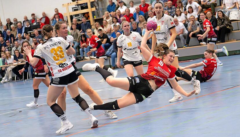 Zweitliga-Handball bereitet der SG Schozach-Bottwartal mit Carlotta Hees (beim Wurf) auch auf der Zielgeraden der Saison weiterhin viel Spaß.
Foto: Christiana Kunz Zweitliga-Handball bereitet der SG Schozach-Bottwartal mit Carlotta Hees (beim Wurf) auch auf der Zielgeraden der Saison weiterhin viel Spaß.
Foto: Christiana Kunz