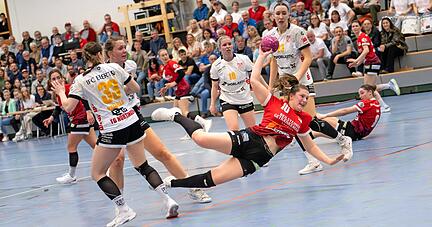 Zweitliga-Handball bereitet der SG Schozach-Bottwartal mit Carlotta Hees (beim Wurf) auch auf der Zielgeraden der Saison weiterhin viel Spaß.
Foto: Christiana Kunz Zweitliga-Handball bereitet der SG Schozach-Bottwartal mit Carlotta Hees (beim Wurf) auch auf der Zielgeraden der Saison weiterhin viel Spaß.
Foto: Christiana Kunz