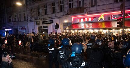 In Berlin-Neukölln versammelten sich am Samstagabend etwa 50 Menschen zu einer pro-palästinensischen Demo.