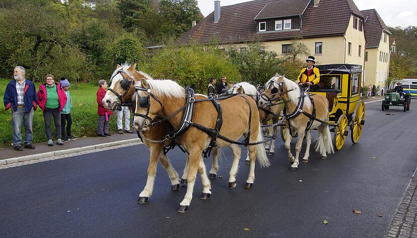 Jedes Jahr aufs Neue ein Höhepunkt beim Festumzug ist die gelbe Postkutsche. Etliche weitere Pferde und Oldtimer-Schlepper traben und fahren zum Herbstpferdemarkt in Dörzbach vor.
Foto: Archiv/privat
