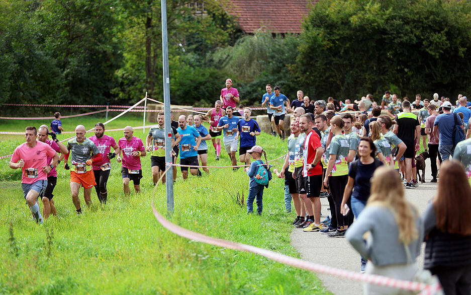 Hunderte Läufer überwanden Hindernisse und kämpften sich durch den Schlamm beim Motorman Run 2025 in Neuenstadt.