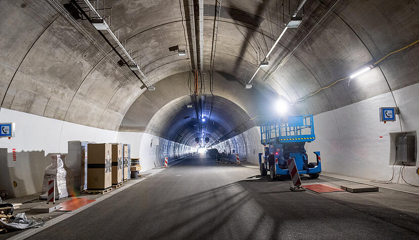 Das ganze Jahr 2025 &uuml;ber ist der Schemelsbergtunnel f&uuml;r den Verkehr unpassierbar. Die Betriebs- und Sicherheitstechnik wird auf den neuesten Stand gebracht.