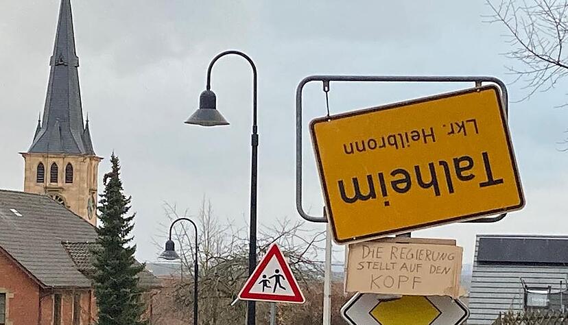 Schild am Talheimer Ortseingang: Unbekannte haben Schilder abmontiert, umgedreht und ein Plakat mit der Aufschrift "Die Regierung stellt auf den Kopf" angebracht. Schild am Talheimer Ortseingang: Unbekannte haben Schilder abmontiert, umgedreht und ein Plakat mit der Aufschrift "Die Regierung stellt auf den Kopf" angebracht.
