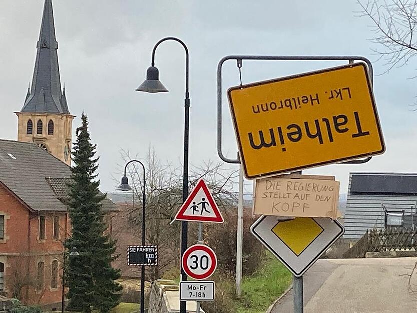 Schild am Talheimer Ortseingang: Unbekannte haben Schilder abmontiert, umgedreht und ein Plakat mit der Aufschrift "Die Regierung stellt auf den Kopf" angebracht.