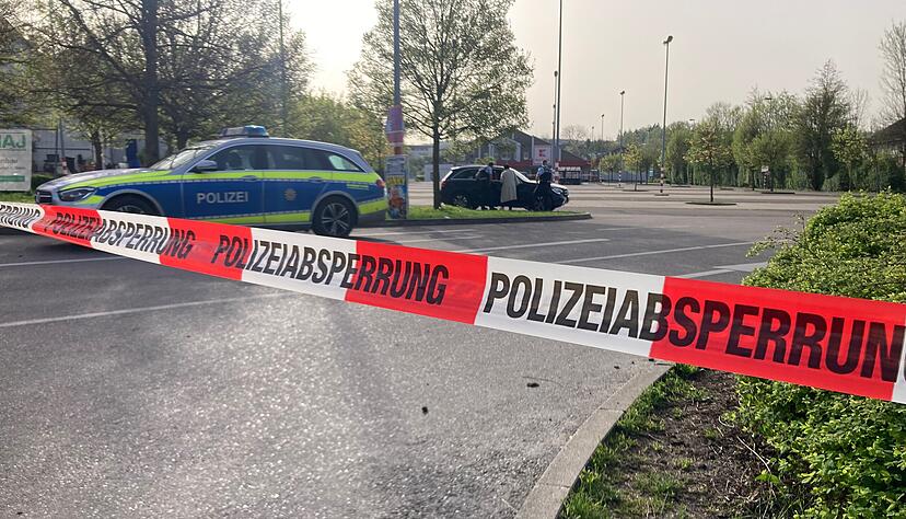 Die Polizei hat den Bereich um die Kaufland-Filiale in Schwaigern weiträumig abgesperrt. Die Polizei hat den Bereich um die Kaufland-Filiale in Schwaigern weiträumig abgesperrt.